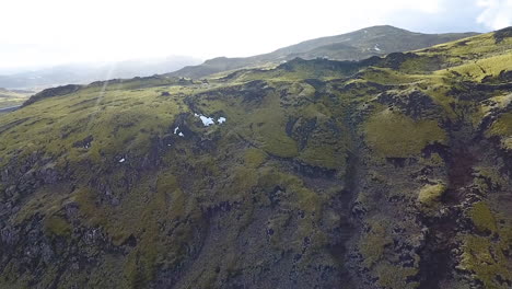 Disparo-De-Drones-Elevándose-Sobre-La-Ladera-De-La-Montaña-De-Islandia