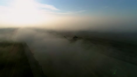 Schöne-Aufnahmen-Von-Einem-Teich-Und-Einem-Im-Nebel-Versteckten-Bagger