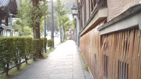 Japanischer-Bürgersteig-Früh-Am-Morgen-Mit-Bambuswänden-In-Kyoto,-Japan-Sanfte-Beleuchtung-Zeitlupe-4k