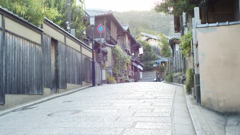 Calles-Temprano-En-La-Mañana,-Hermosa-Ciudad-Vieja-En-Kyoto,-Japón-Iluminación-Suave-Cámara-Lenta-4k