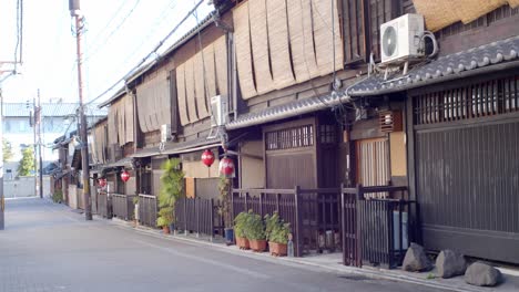 Linternas-Japonesas-Tradicionales-Colgando-Fuera-De-Los-Restaurantes-Durante-El-Día-En-Kyoto,-Japón-Iluminación-Suave-Cámara-Lenta-4k
