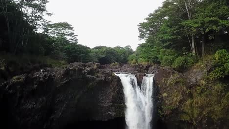 Hawaii---Große-Inseln-Regenbogen-Wasserfälle