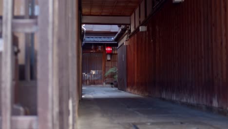 Allyway-Japonés-Que-Lleva-A-Un-Restaurante-En-Kyoto,-Japón-Iluminación-Suave-Cámara-Lenta-4k