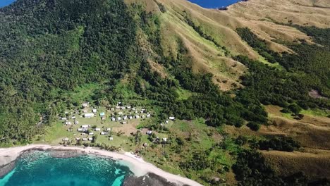 Fidschi---Fliegen-über-Ein-Dorf-In-Der-Blauen-Lagune