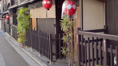 Traditionelle-Japanische-Laternen,-Die-Tagsüber-Außerhalb-Von-Restaurants-In-Kyoto,-Japan,-Hängen,-Sanfte-Beleuchtung,-Zeitlupe-4k