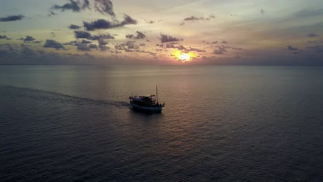Tiro-De-Drone-De-Barco-De-Pesca-Durante-La-Puesta-De-Sol-En-Bali,-Indonesia