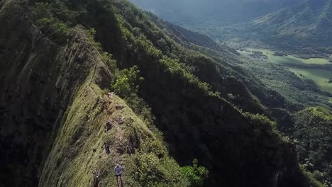 Hawaii---Walking-on-top-of-the-Crouching-Lion-Hike-3