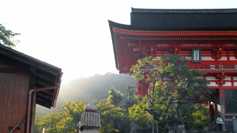 Diaaufnahme-Des-Sonnenaufgangs,-Der-Hinter-Den-Bergen-In-Kyoto,-Japan,-In-Zeitlupe-4k-Auftaucht