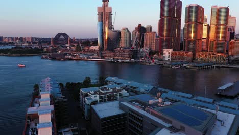 Sydney---Darling-Harbour-Sonnenuntergang-Abheben-Mit-Blick-Auf-Die-International-Towers