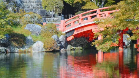 Slide-shot-of-beautiful-pond-in-a-Japanese-garden-in-Kyoto,-Japan-4K-slow-motion