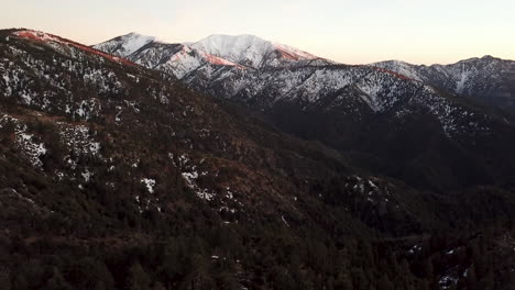 Blick-Auf-Die-Schneebedeckten-Berge-Bei-Sonnenuntergang-In-Den-San-Gabriel-Mountains-Im-Süden-Kaliforniens