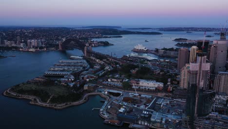 Sydney---Seitwärts-Fliegen-Mit-Blick-über-Die-Harbour-Bridge-Und-Das-Opernhaus