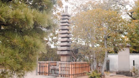 Diapositiva,-Tiro,-De,-Un,-Viejo,-Pagoda,-En,-Un,-Templo,-En,-Kyoto,-Japón,-4k,-Cámara-Lenta