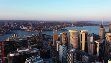 Sydney---Stadtdrohnenflug-Mit-Blick-über-Harbour-Bridge-Und-Opernhaus