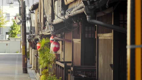 Slide-shot-of-the-quiet-streets-earlu-in-the-morning-in-Kyoto,-Japan-4K-slow-motion