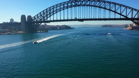 Sydney---Flug-über-Die-Hafenbrücke-In-Geringer-Höhe
