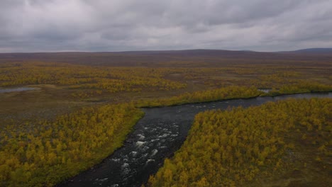 El-Río-Salvaje-Fluye-A-Través-Del-Desierto-Y-Los-Colores-Otoñales-En-La-Laponia-Finlandesa