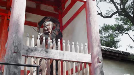 Tiro-De-Diapositiva-Del-Guardián-Que-Protege-El-Templo-En-Kyoto,-Japón-4k-Cámara-Lenta