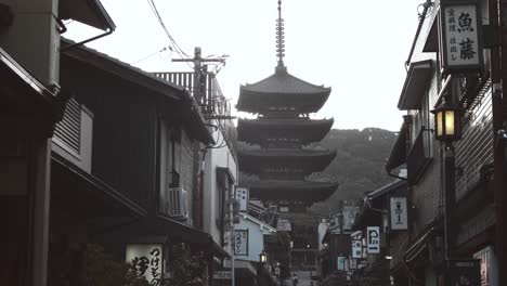 Dia-Aufnahme-Eines-Wunderschönen-Tempels-In-Den-Frühen-Morgenstunden-In-Kyoto,-Japan-4k-Zeitlupe