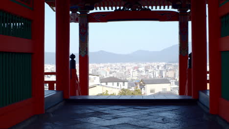 Hermosas-Vistas-Desde-El-Interior-De-Un-Santuario-Hacia-La-Ciudad-En-Kyoto,-Japón-Iluminación-Tenue