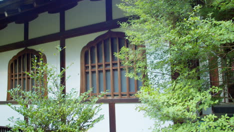 Beautiful-architect-of-a-window-from-an-old-temple-in-Kyoto,-Japan-soft-lighting