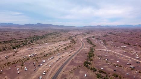 Drohnen-Luftaufnahme-Von-Vielen-Verstreuten-Campingplätzen-In-Der-Sonora-Wüste---Quartzsite-Arizona