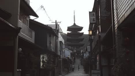Diapositiva,-Tiro,-De,-Un,-Hermoso,-Templo,-Durante,-Amanecer,-En,-Kyoto,-Japón,-4k,-Cámara-Lenta