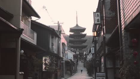 Diaaufnahme-Der-Sonne,-Die-Früh-Morgens-Hinter-Einem-Tempel-In-Kyoto,-Japan,-Aufgeht-4k-Zeitlupe
