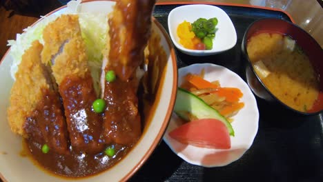 Palillos-Comiendo-Okayama-Manjar-Demi-Katsudon.-Comida-Japonesa