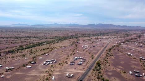 Drohnen-Luftaufnahme-Von-Verstreutem-Camping-In-Der-Wüste---Quartzsite-Arizona