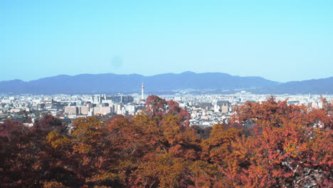 Descripción-General-De-Una-Hermosa-Ciudad-En-La-Temporada-De-Otoño,-Torre-De-Kyoto,-En-Kyoto,-Japón-Iluminación-Tenue