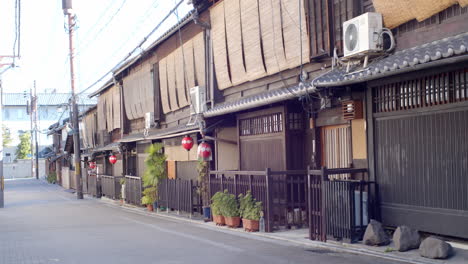Traditionelle-Japanische-Laternen,-Die-Tagsüber-Außerhalb-Von-Restaurants-In-Kyoto,-Japan,-Hängen,-Sanfte-Beleuchtung