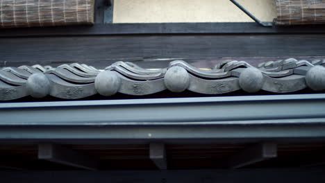 Schöne-Alte-Stadt-Traditionelle-Japanische-Dachpalets-Am-Frühen-Morgen-In-Kyoto,-Japan-Sanfte-Beleuchtung