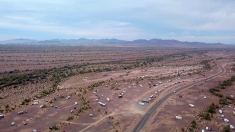 Vista-Aérea-De-Drones-De-Muchos-Campamentos-Dispersos-En-El-Desierto---Cuarzo-Arizona