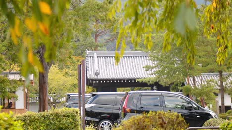 Autos-Estacionados-Afuera-De-Una-Puerta-Rodeada-De-Verde-En-Kyoto,-Japón-4k-Cámara-Lenta