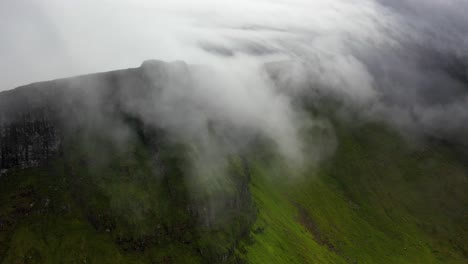 Zeitraffer-Von-Wolken,-Die-über-Hügel-Auf-Den-Färöer-Inseln-Rollen,-Luftbild