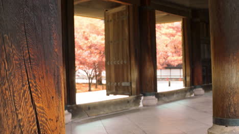 Innerhalb-Eines-Schreins-Mit-Großen-Säulen-In-Der-Herbstsaison-Mit-Orangenblättern-In-Kyoto,-Japan-Sanfte-Beleuchtung