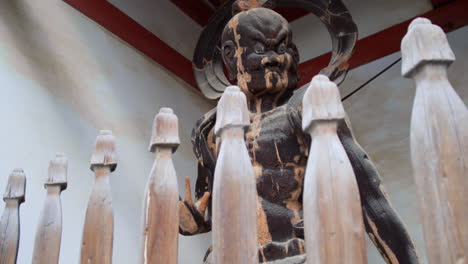Figura-De-Piedra-Japonesa-Parecida-A-Un-Dios-En-Kyoto,-Iluminación-Suave-De-Japón