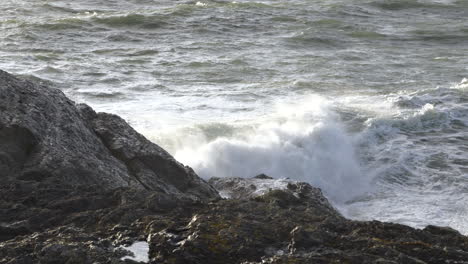 Stürmische-Meereswellen,-Die-über-Felsen-Krachen