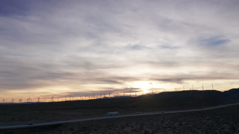 Malerische-Landschaft-Der-Windmühlenfarm-In-Mojave,-Kalifornien---Weitschuss
