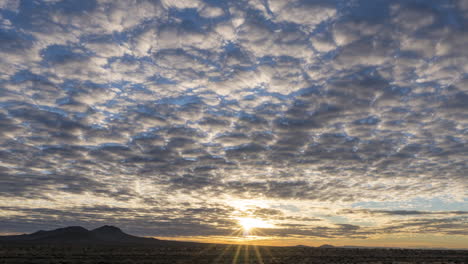 Sonnenaufgangszeitraffer-über-Der-Mojave-Wüste,-Cirrostratus-Wolken