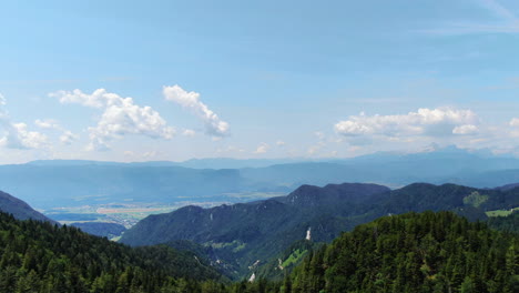 Aerial-Dolly-Im-Blick-über-Den-Wald-Auf-Dem-Berg-Prevala-In-Slowenien