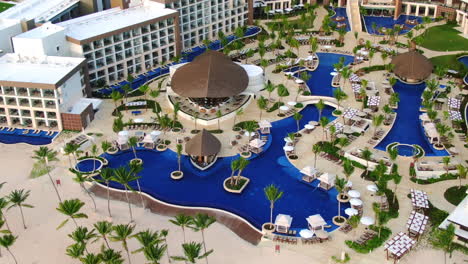 Poolbereich-Mit-Bars,-Liegestühlen-Und-Palmen-Im-Luxus-Ferienort-In-Der-Dominikanischen-Republik,-Paradiesisches-Reiseziel-In-Tropischem-Klima