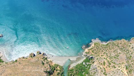 Vista-De-ángulo-Alto-De-Un-Yate-Flotando-En-Medio-De-Una-Playa-Paradisíaca-En-Preveli,-Creta