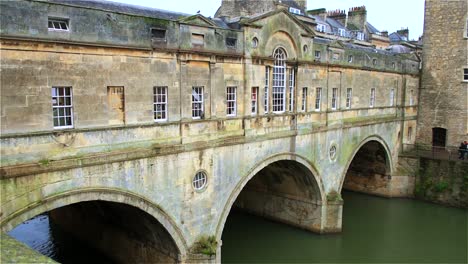 The-charming-Palladian-style-Pulteney-Bridge,-spanning-the-River-Avon-in-the-ancient-Roman-city-of-Bath,-in-England's-West-Country