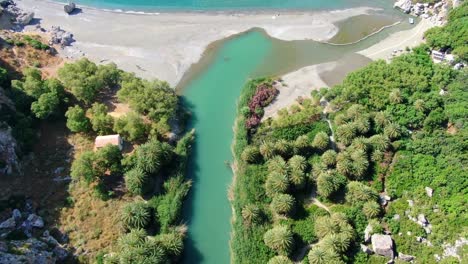 Aerial-Dolly-In-Der-Kourtaliotis-Fluss-Fließt-In-Richtung-Meer-In-Preveli,-Insel-Kreta