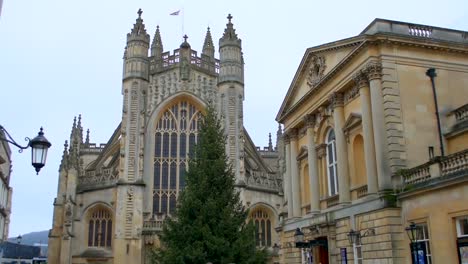 The-spectacular-edifice-of-Bath-Abbey-and-the-fa�ade-of-the-Roman-Baths,-in-the-charming-old-city-of-Bath,-in-the-English-West-Country