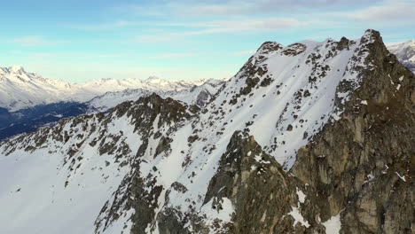 Luftaufnahmen,-Die-Auf-Einen-Schneebedeckten-Felsigen-Berg-Zufahren,-Bevor-Sie-Nach-Links-Schwenken,-Um-Den-Mont-Blanc-In-La-Plagne,-Frankreich,-Zu-Enthüllen