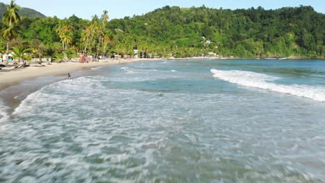 Fliegen-Sie-Am-Wunderschönen-Strand-Und-Dem-Grünen-Wasser-Von-Maracas-In-Trinidad-Vorbei
