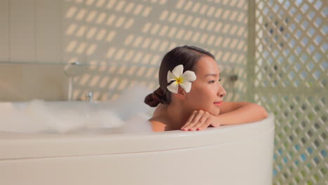 Mujer-Asiática-Disfrutando-En-El-Baño-Con-Espuma,-Burbujas
